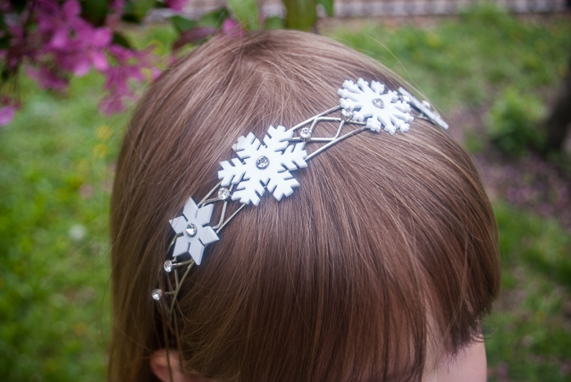 DIY Frozen snowflake headband for your little Elsa. Just print this download onto Shrinky Dink shrink film, cut, bake, and glue to a headband. Perfect for a Frozen birthday party or Elsa Halloween costume!