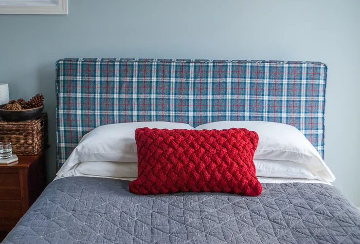 How to Make a Headboard Slipcover with No-Sew Piping (or welting). What a super easy way to change up your bedroom!