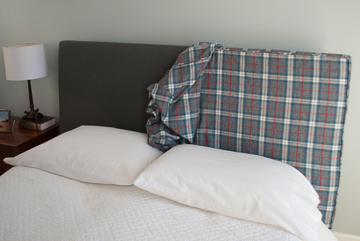 How to Make a Headboard Slipcover with No-Sew Piping (or welting). What a super easy way to change up your bedroom!