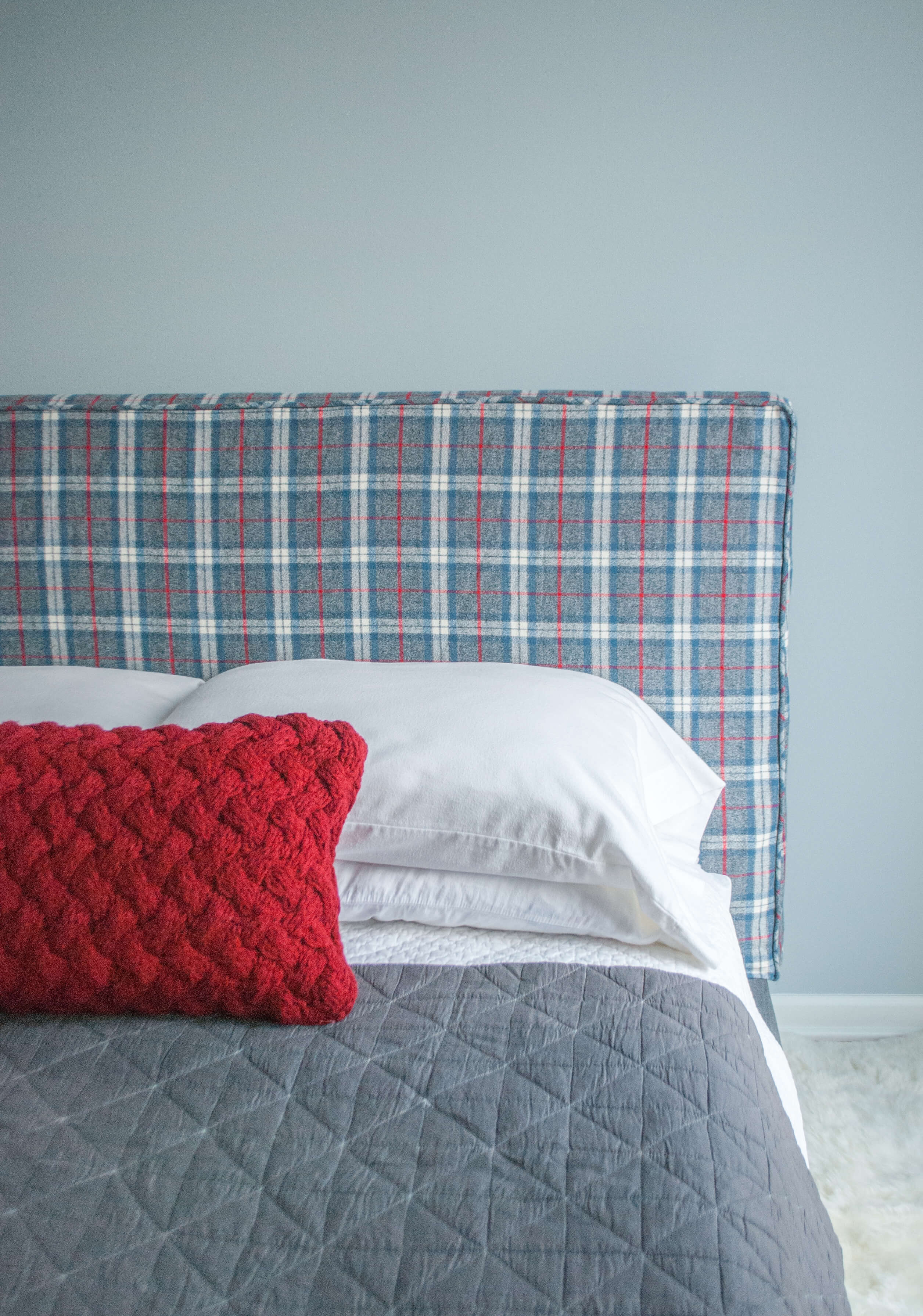 How to Make a Headboard Slipcover with No-Sew Piping (or welting). What a super easy way to change up your bedroom!