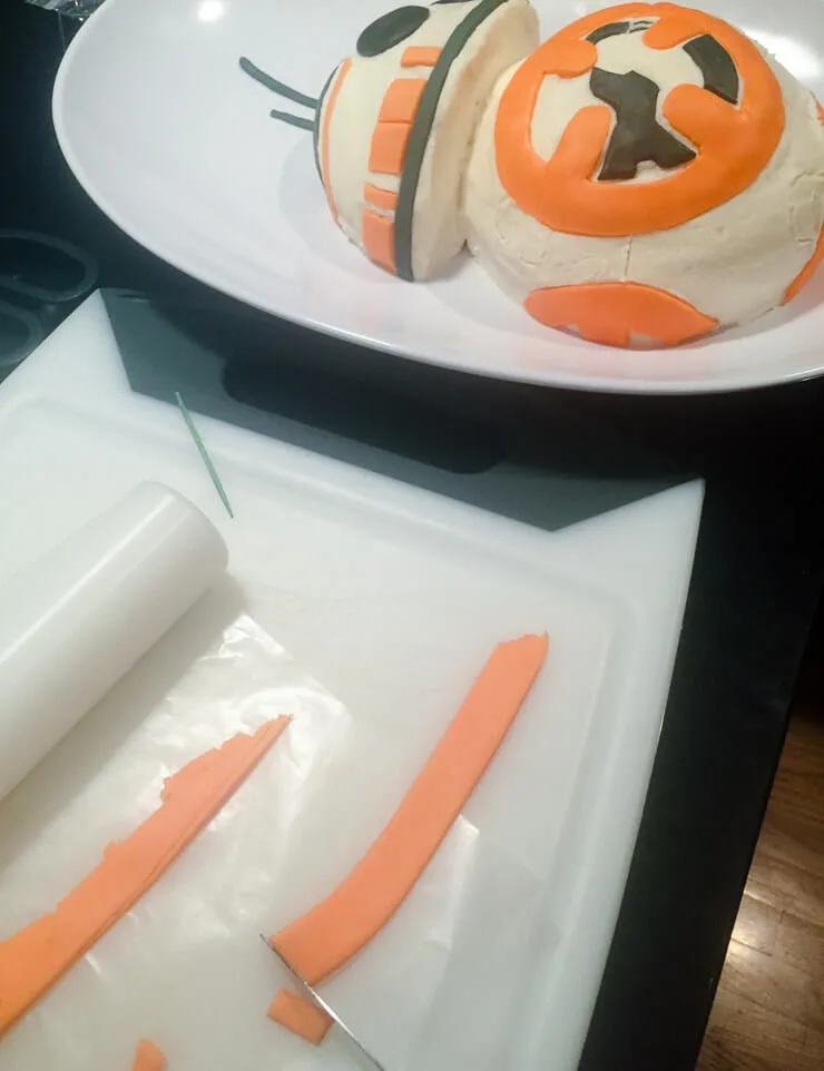 Decorating a BB-8 Star Wars birthday cake