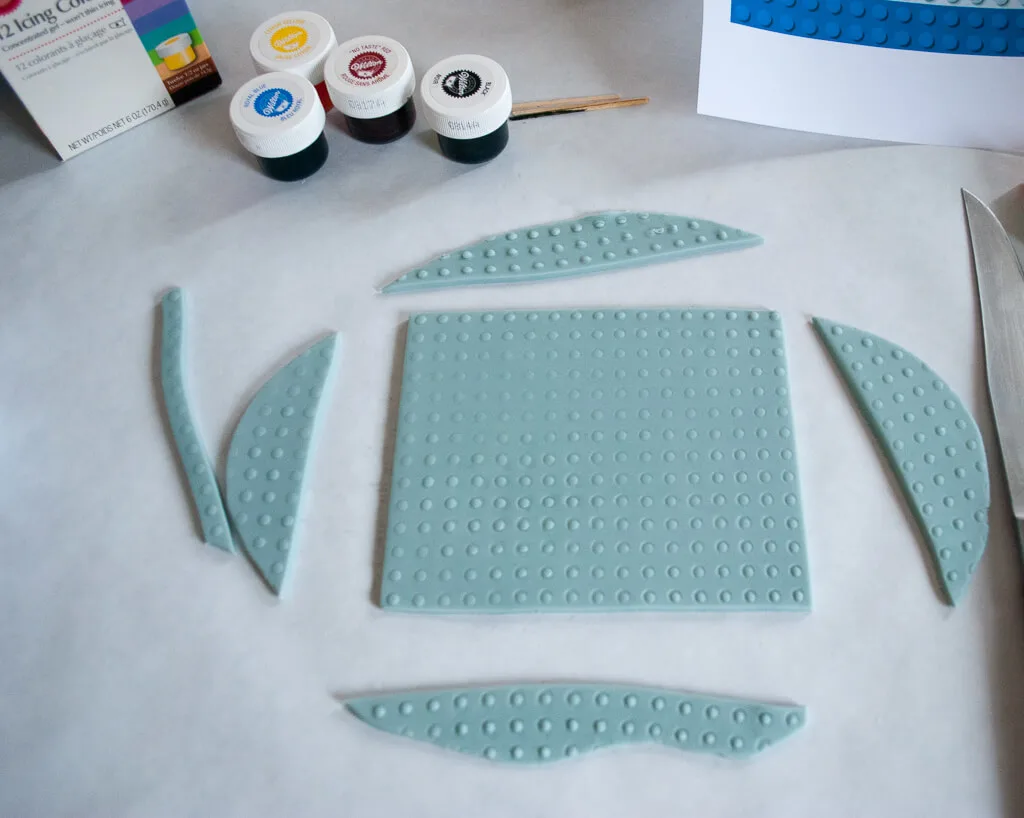 How to make gray fondant LEGO baseplate for a LEGO birthday cake. Making fondant LEGOs is easy and fun, even for beginner cake decorators. #legobirthday #cakes #birthdaycake #legocake #legos #legobirthdayideas