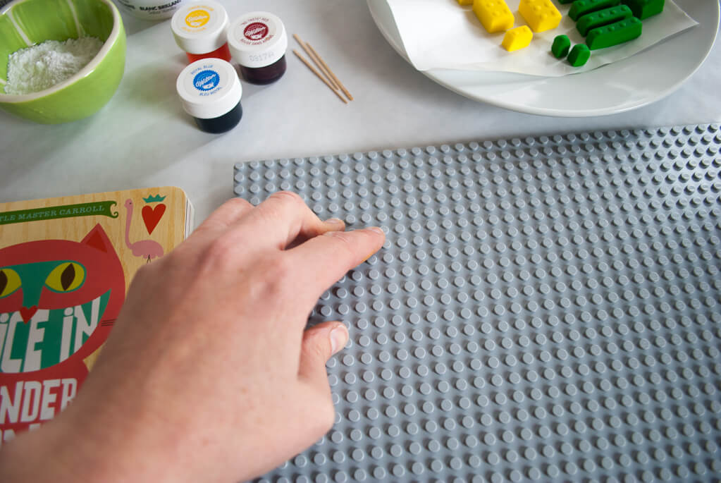 How to use a LEGO baseplate to make edible fondant LEGO cake decorations