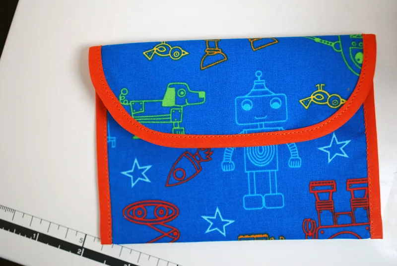 Fabric sandwich bag and snack bag free sewing pattern and tutorial. Sew these machine washable fabric sandwich bags in two sizes pattern and say goodbye to plastic baggies!