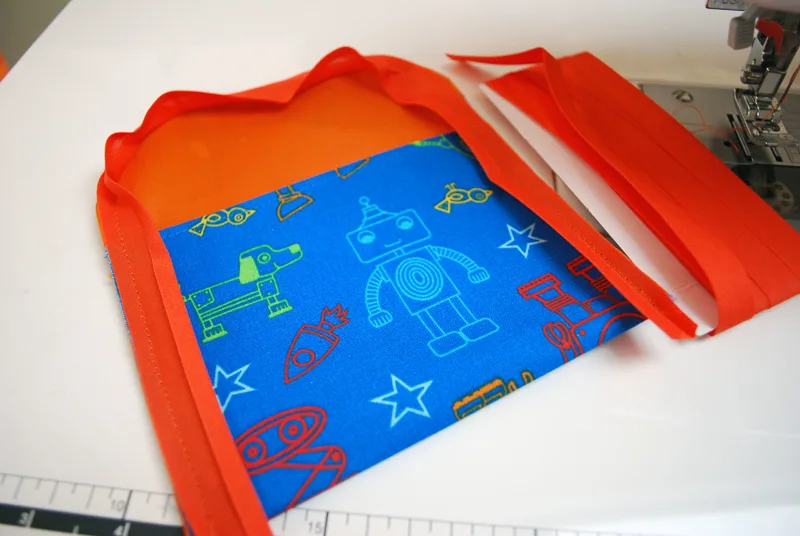 Fabric sandwich bag and snack bag free sewing pattern and tutorial. Sew these machine washable fabric sandwich bags in two sizes pattern and say goodbye to plastic baggies!