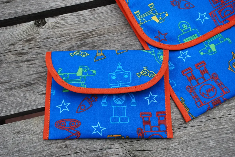 Fabric sandwich bag and snack bag free sewing pattern and tutorial. Sew these machine washable fabric sandwich bags in two sizes pattern and say goodbye to plastic baggies!