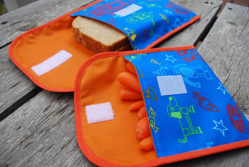 Fabric sandwich bag and snack bag free sewing pattern and tutorial. Sew these machine washable fabric sandwich bags in two sizes pattern and say goodbye to plastic baggies!