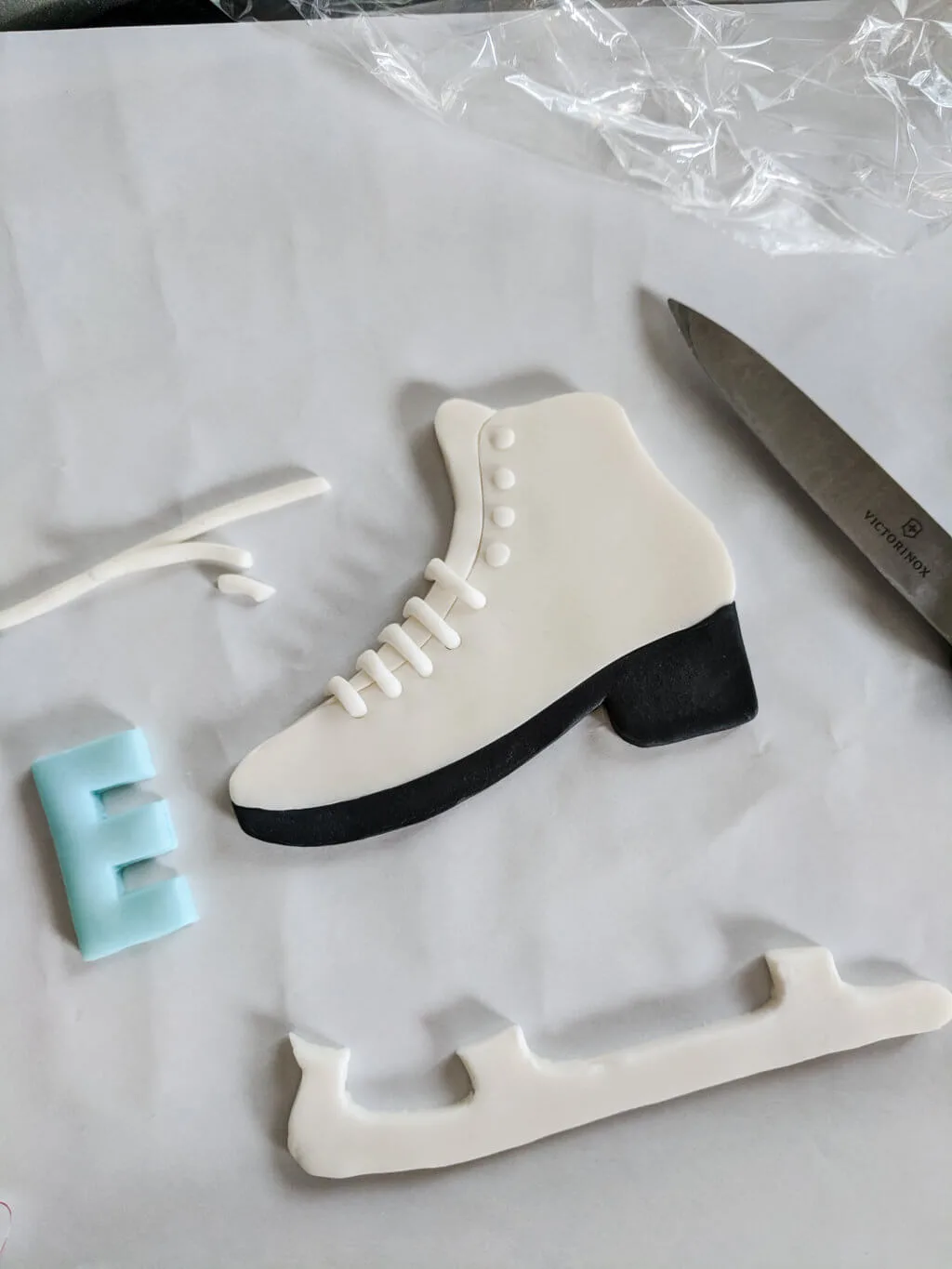 How to make a fondant ice skate cake topper. Use this free ice skate cake topper template printable to make an ice skating cake with step-by-step photos and images. #ice #skating #cake #skate #fondant #topper How to make a DIY fondant ice skate cake topper