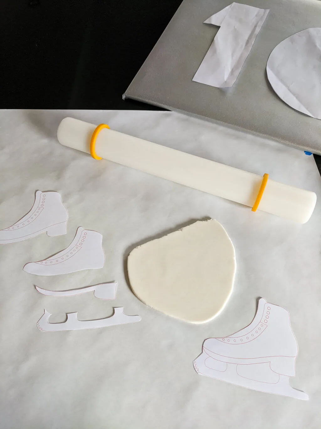 How to make a fondant ice skate cake topper. Use this free ice skate cake topper template printable to make an ice skating cake idea for a girl or a boy. #ice #skating #cake #skate #fondant #topper Rolling fondant ice skate cake topper