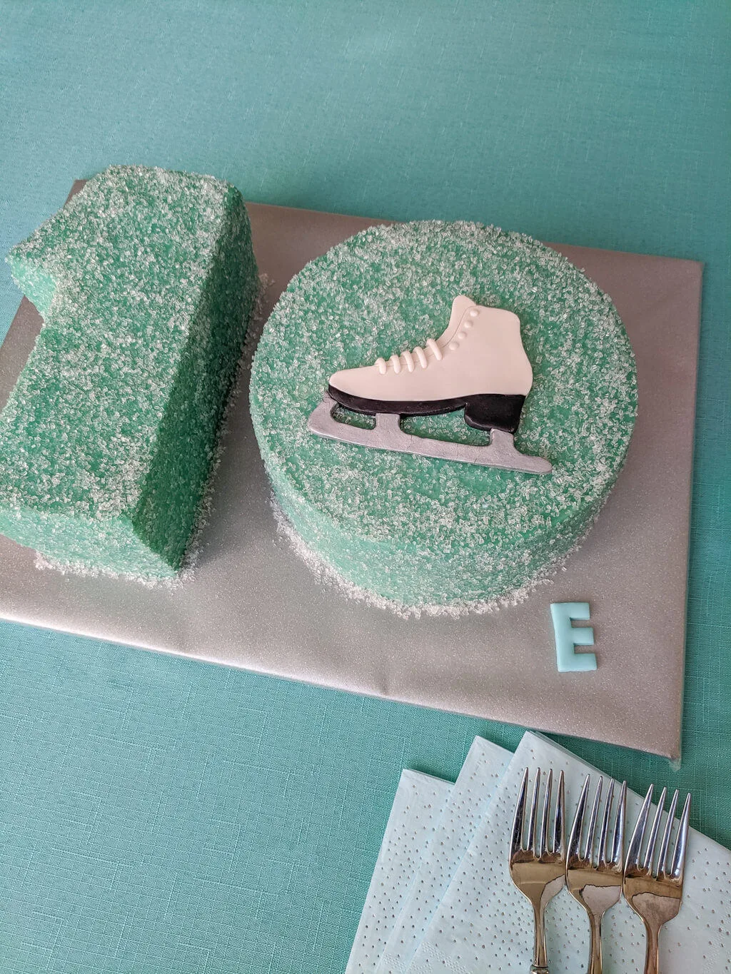 Ice skating birthday cake tutorial for a 10th birthday. Make this DIY ice skate cake topper using my free printable ice skate printable for an ice skating birthday cake for a girl or boy. Cute 10th birthday cake idea. #ice #skating #cake #skate #birthday #idea Ice skating birthday cake 10th birthday cake