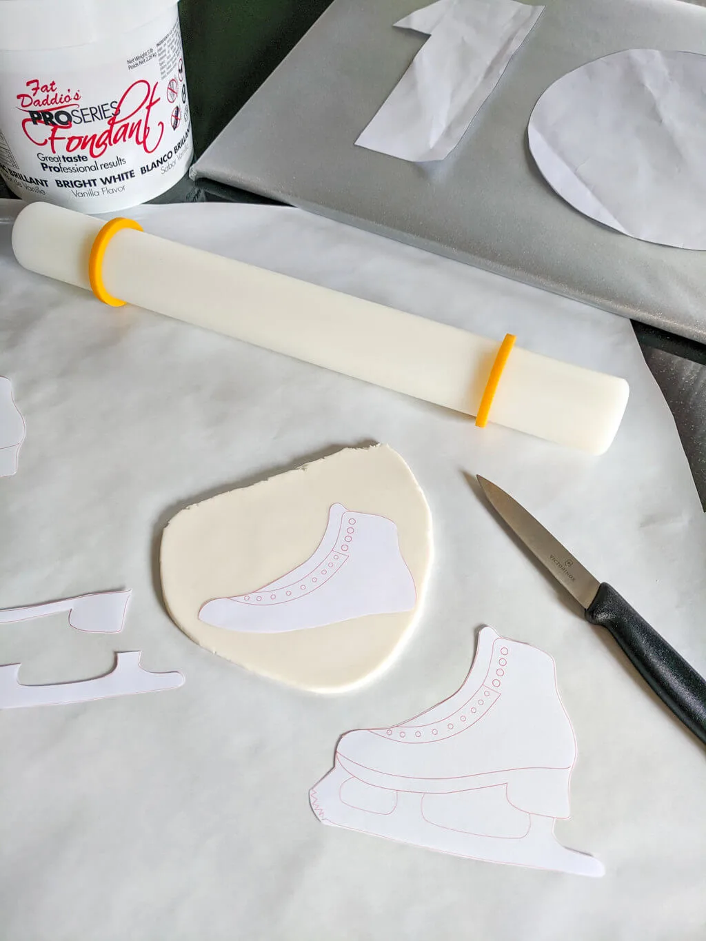 How to make a fondant ice skate cake topper. Use this free ice skate cake topper tutorial and printable template to make an ice skating cake idea for a girl or boy. #ice #skating #cake #skate #fondant #topper Making a fondant ice skate cake topper