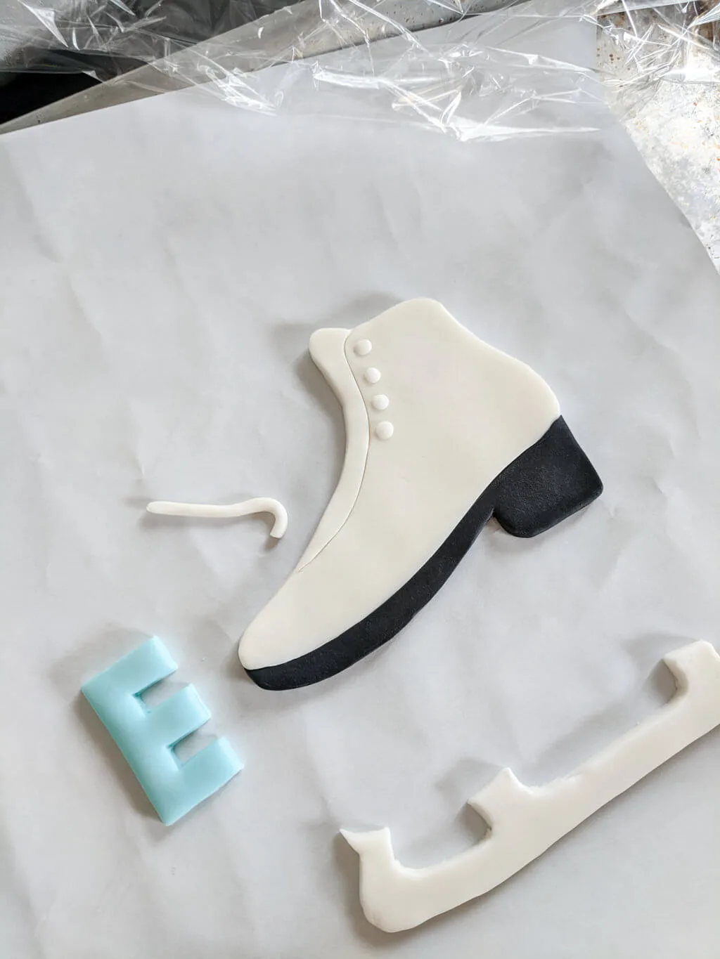 How to make a fondant ice skate cake topper. Use this free ice skate cake topper template printable to make an ice skating cake with step-by-step photos and images. #ice #skating #cake #skate #fondant #topper How to make a DIY fondant ice skate cake topper