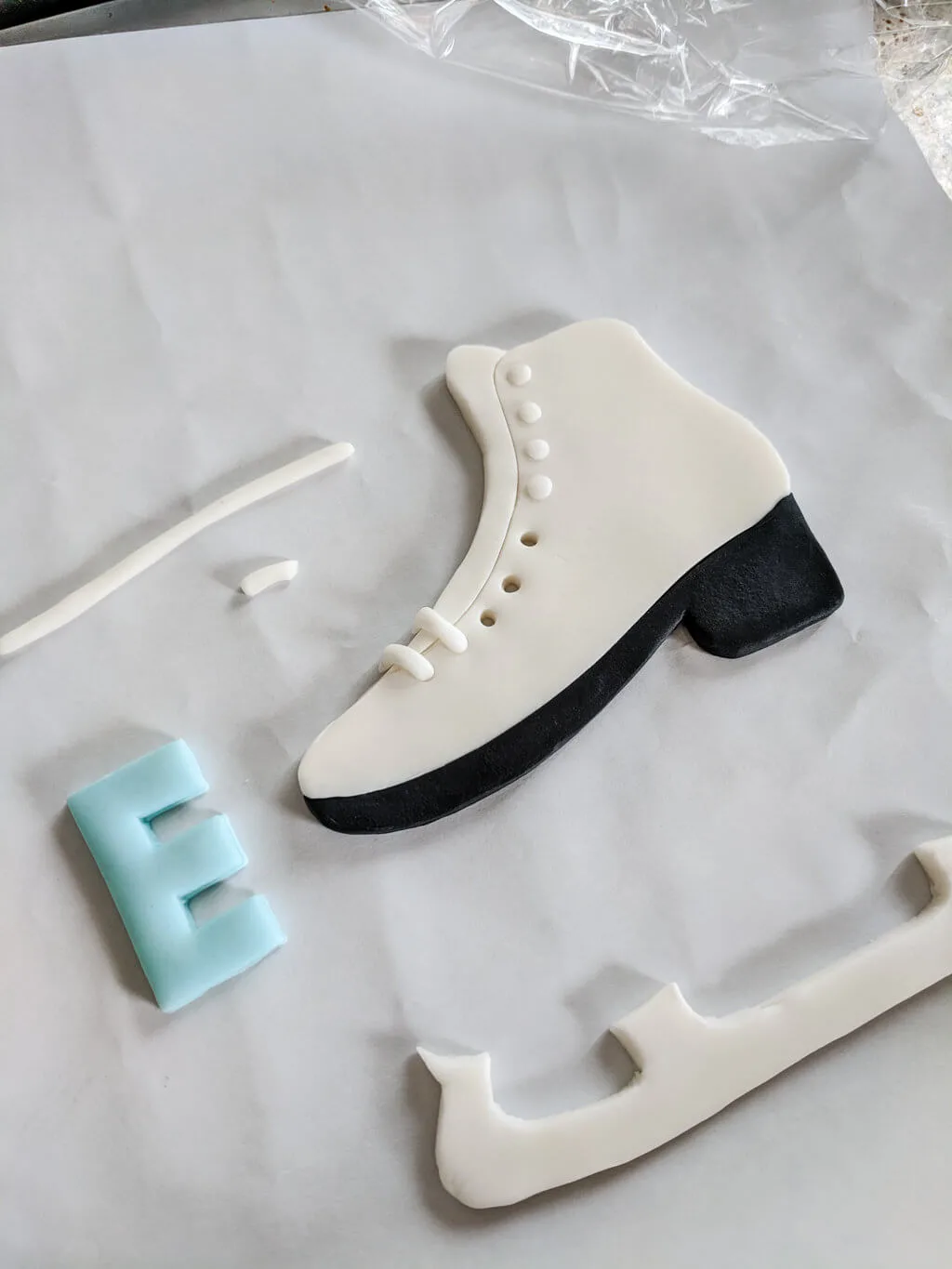 How to make a fondant ice skate cake topper. Use this free ice skate cake topper template printable to make an ice skating cake with step-by-step photos and images. #ice #skating #cake #skate #fondant #topper How to make a DIY fondant ice skate cake topper