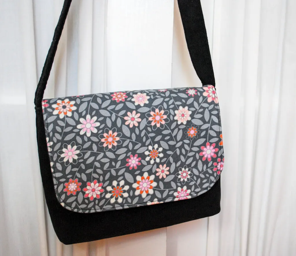 Kid sized messenger bag free pattern and sewing tutorial Kid sized messenger bag free pattern and sewing tutorial
