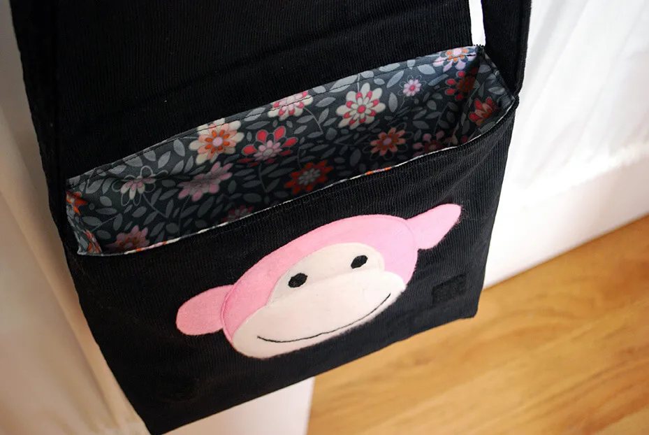 Free sewing pattern to make a kid-sized messenger bag