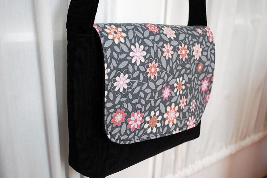 Kids messenger bag free sewing pattern and tutorial | great DIY gift for kids #sewing #pattern