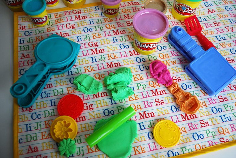 How to make a kid's DIY non-slip fabric Play-doh mat or coloring mat - free sewing pattern and instructions. Great kids DIY gift!