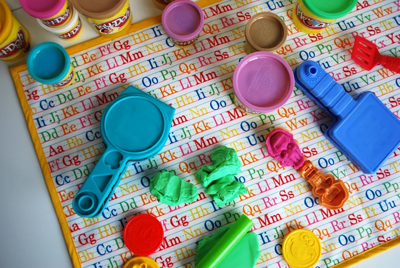 How to make a kid's DIY non-slip fabric Play-doh mat or coloring mat - free sewing pattern and instructions. Great kids DIY gift!