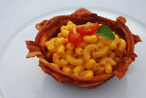 Mac and cheese in bacon cups