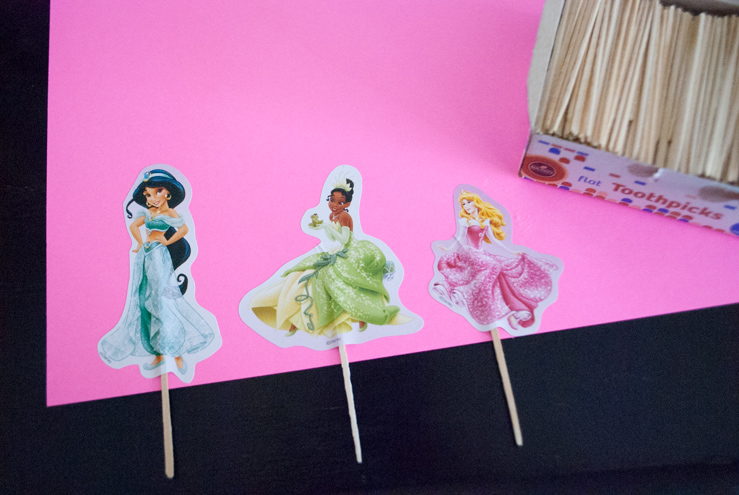 Easy princess birthday cake. How clever! Use stickers on toothpicks to decorate an easy DIY Disney princess birthday cake for a princess birthday party
