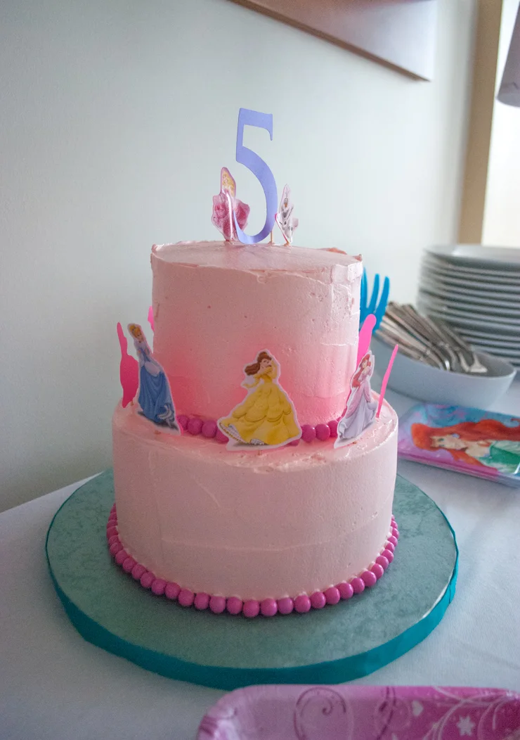 How clever! Use stickers on toothpicks to decorate a Disney princess birthday cake #princessbirthday @merrimentdesign