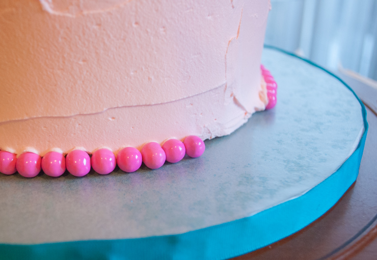 How clever! Use stickers on toothpicks to decorate a Disney princess birthday cake #princessbirthday @merrimentdesign