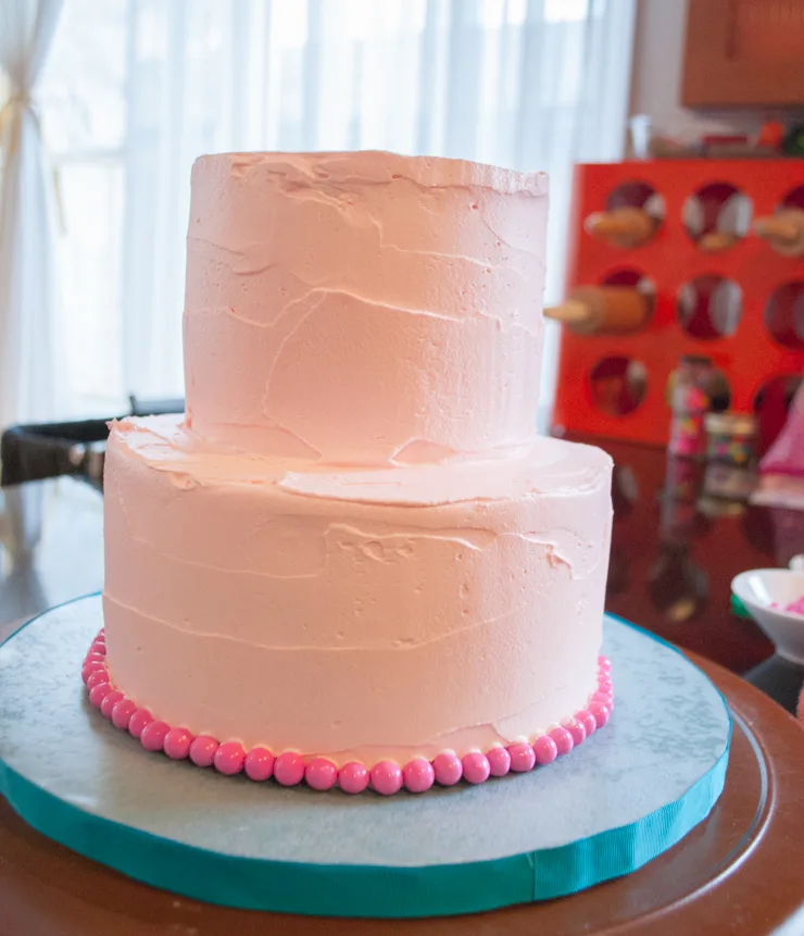 How clever! Use stickers on toothpicks to decorate a Disney princess birthday cake #princessbirthday @merrimentdesign