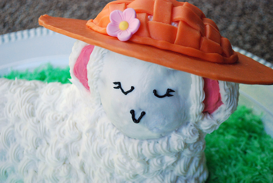 Easter lamb cake decorating idea: Edible Easter bonnet