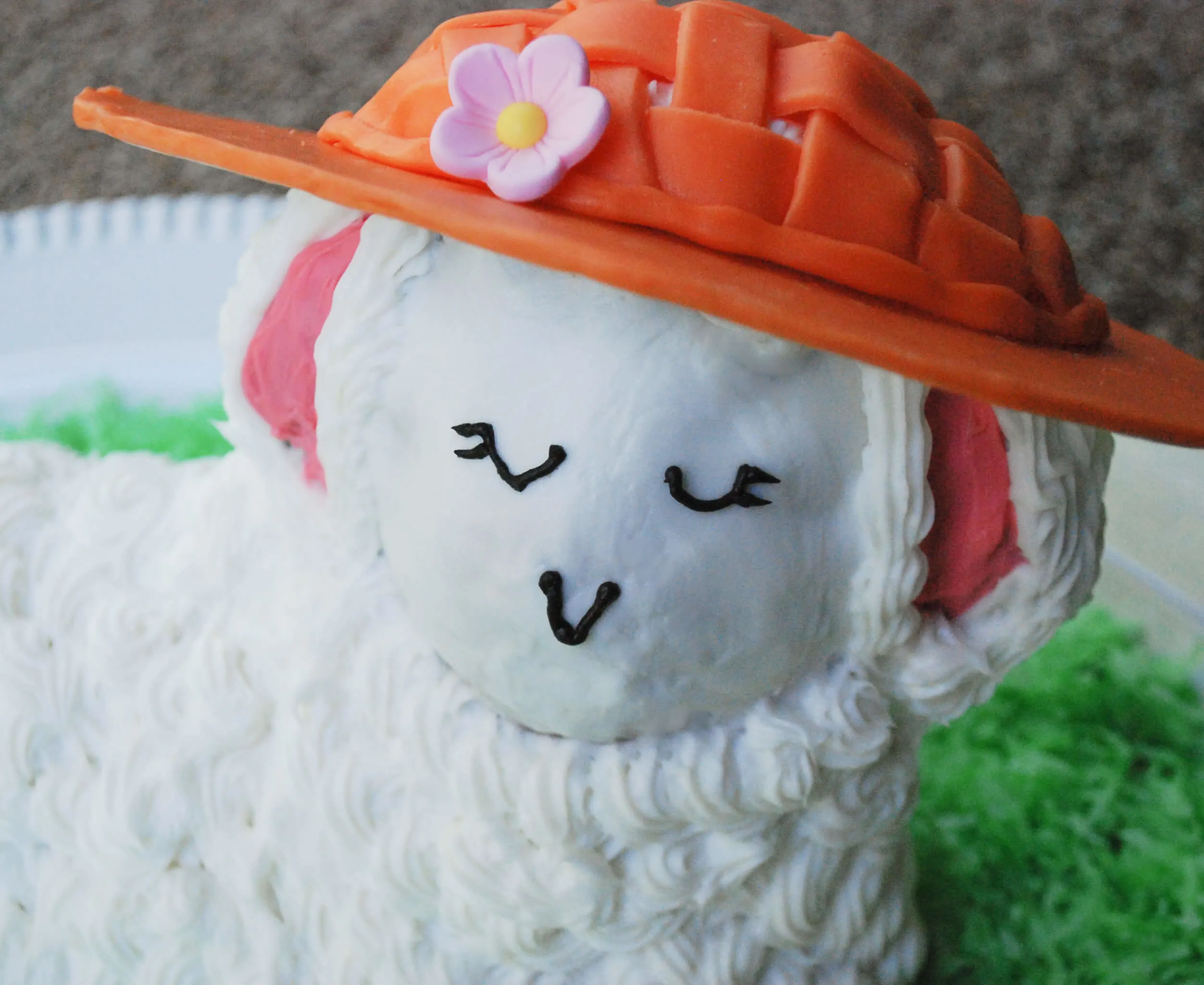 Make an edible Easter bonnet for a 3D standup lamb cake