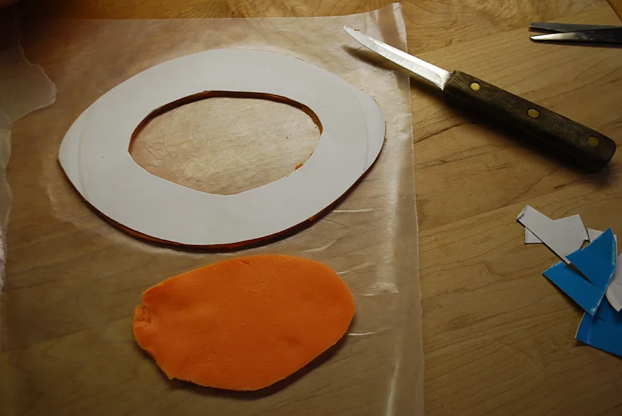 Easter lamb cake decorating idea: Edible Easter bonnet