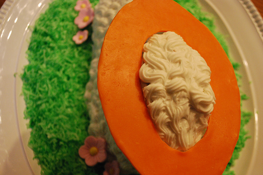 Easter lamb cake decorating idea: Edible Easter bonnet