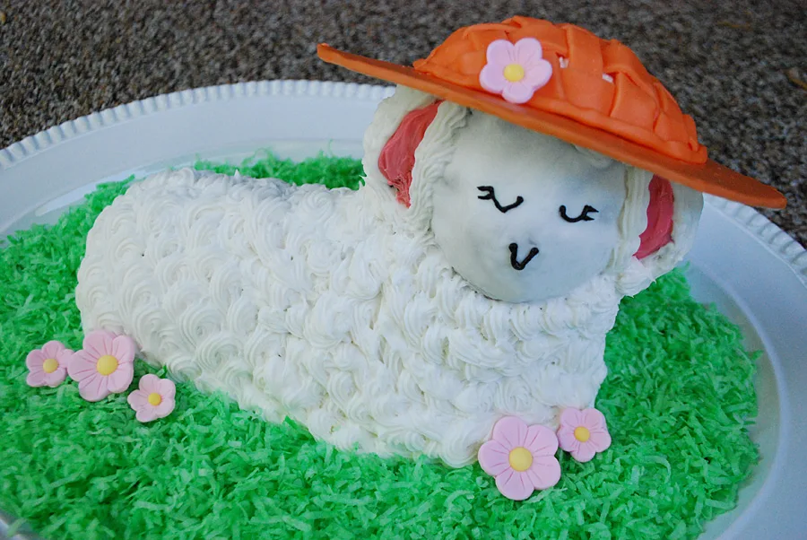 Easter lamb cake decorating idea: Edible Easter bonnet