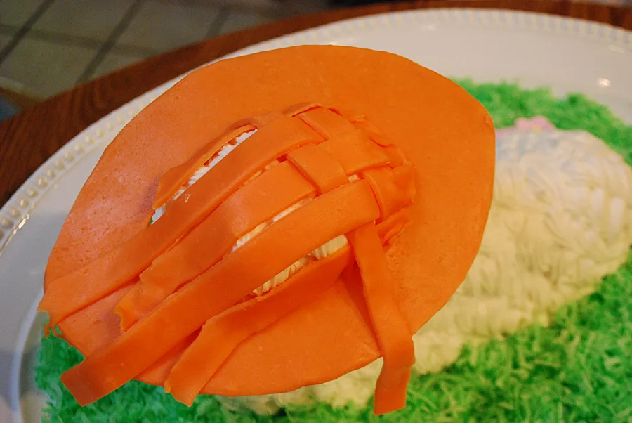 Easter lamb cake decorating idea: Edible Easter bonnet