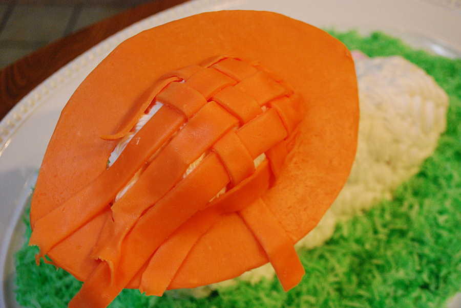 Easter lamb cake decorating idea: Edible Easter bonnet