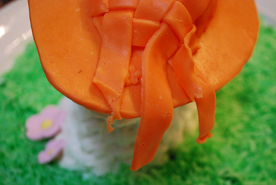 Easter lamb cake decorating idea: Edible Easter bonnet