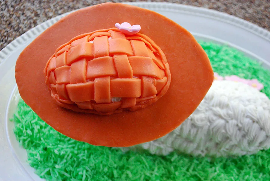 Easter lamb cake decorating idea: Edible Easter bonnet