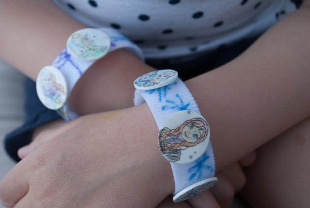 Make Frozen magical and movable charm bracelets featuring Elsa, Anna, Olaf and Sven craft and free tutorial @merrimentdesign