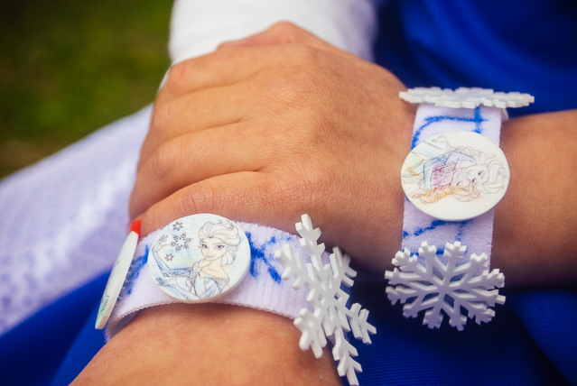 DIY Frozen charm bracelets. Great kid's activity for a Frozen birthday party or a Frozen Halloween costume idea