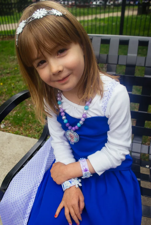 DIY Frozen charm bracelets. Great kid's activity for a Frozen birthday party or a Frozen Halloween costume idea