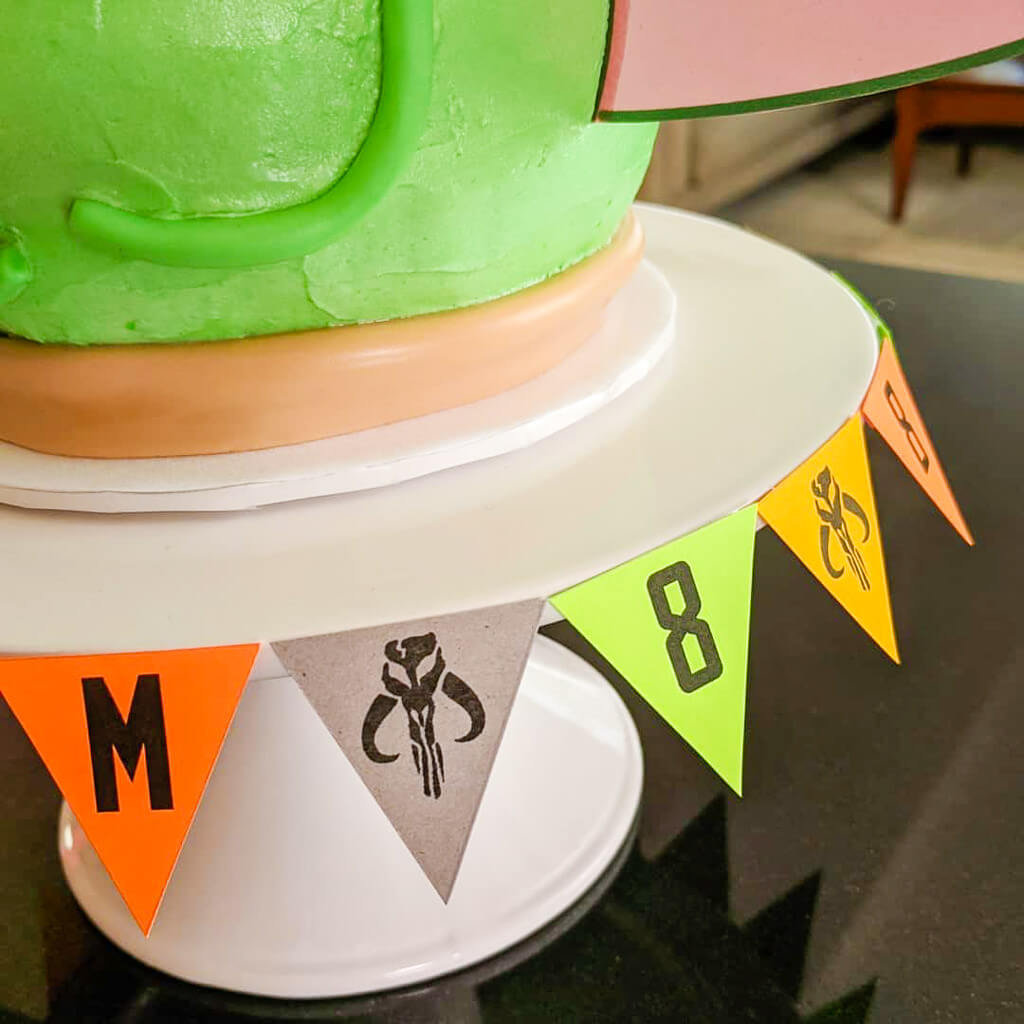 Cake stand decorated with Mandalorian skull symbol