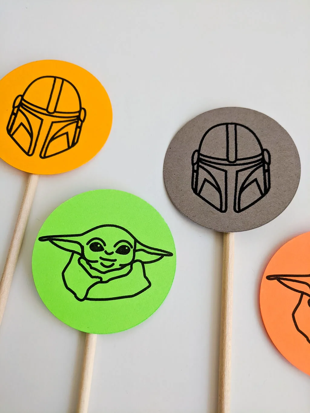 DIY Mandalorian helmet and Baby Yoda cupcake toppersa