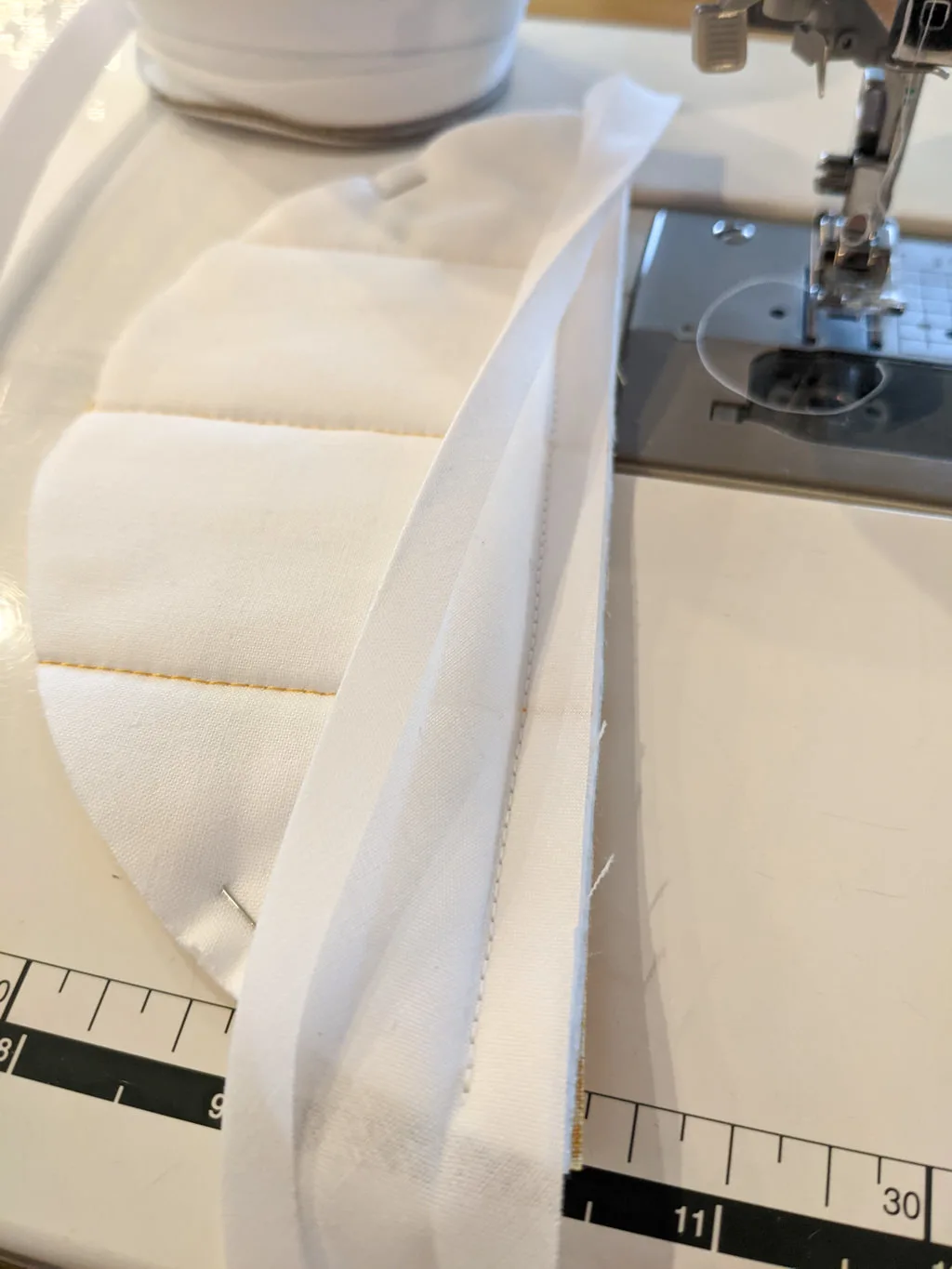 How to sew a quilted round potholder on the sewing machine Quilting a DIY round potholder on the sewing machine