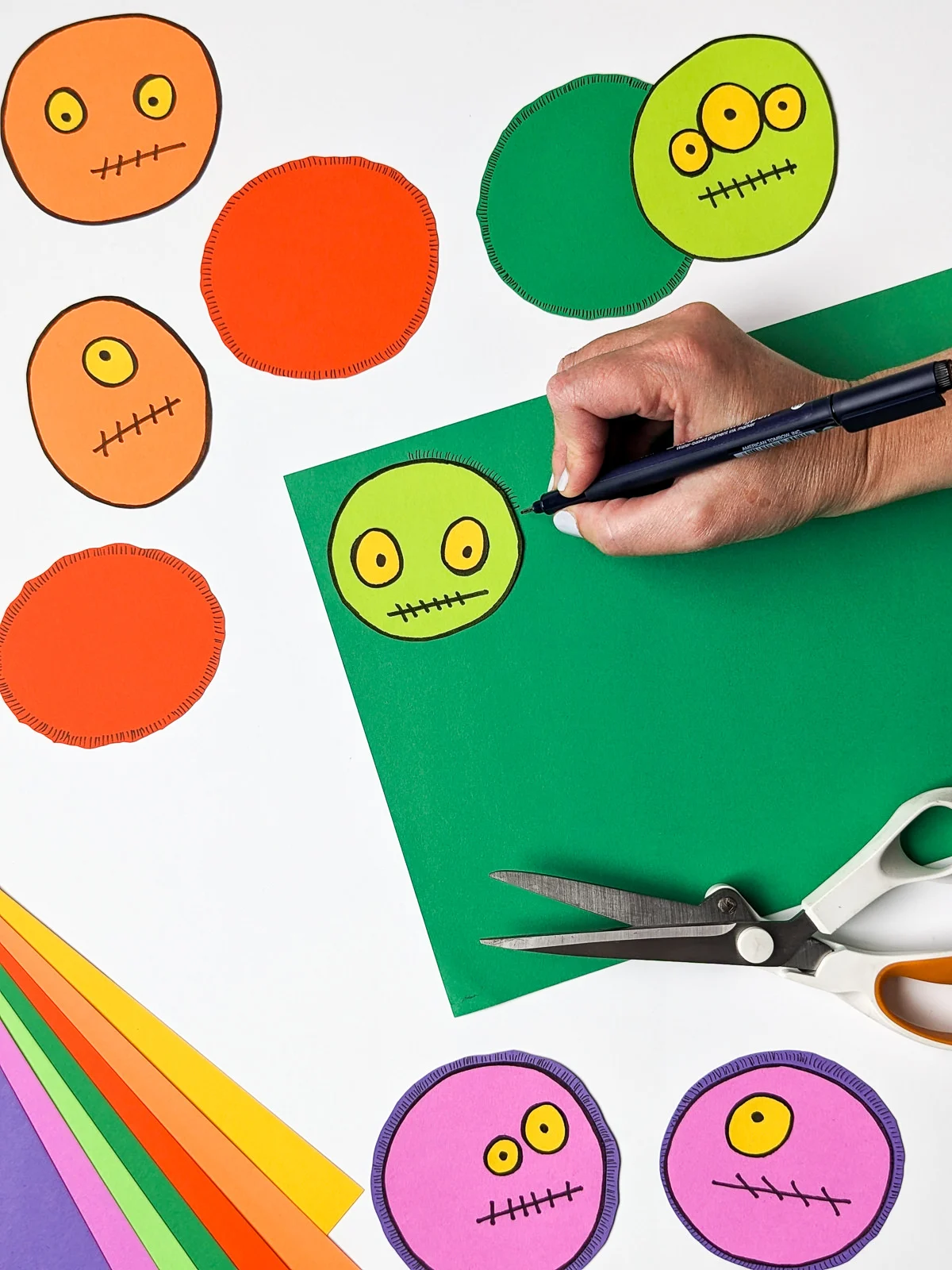 How to make a DIY monster wreath for Halloween | DIY Halloween Decorations Cute printable Halloween monsters to make a DIY monster front door