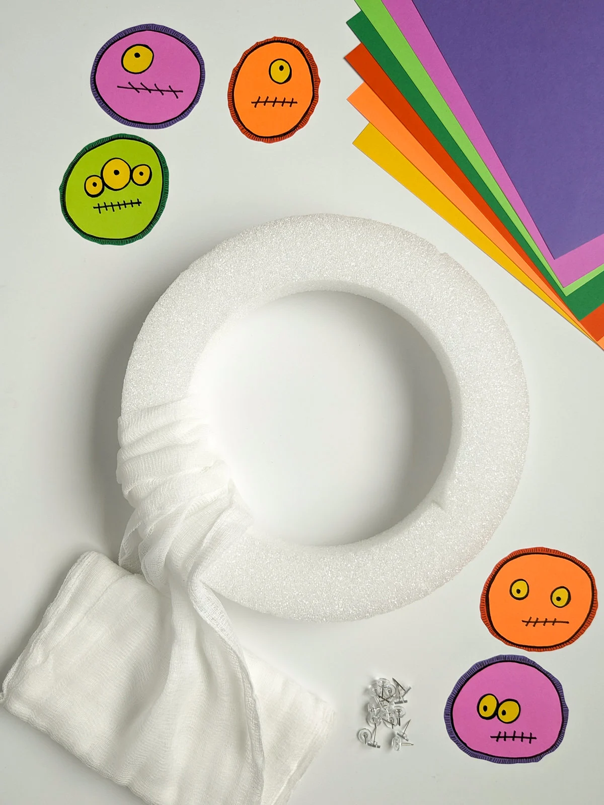 How to wrap cheesecloth on a wreath form to make a DIY Halloween wreath for the front door Wrapping cheesecloth on a wreath form to make a DIY Halloween wreath for the front door