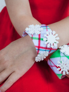 No-sew DIY Christmas bracelets craft for kids. Color any pattern or holiday scene that you wish, and make optional Shrinky Dink snowflakes to dress it up. #christmascrafts #christmas #DIYforkids #handmadechristmas #kidsactivities
