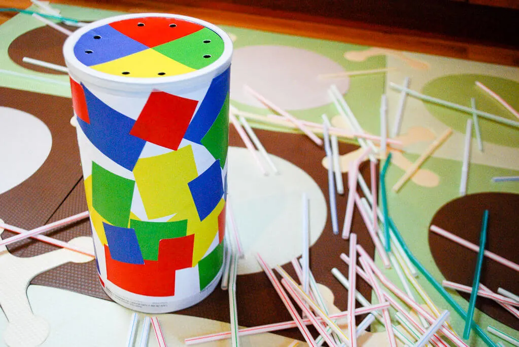 How to make oatmeal container straw game for toddlers under two years old. It's a fun and easy DIY toddler indoor activity! Use a recycled oatmeal container to make this cute DIY toddler toy that improves motor skills and you can make it for free! #kid #activities #recycled #game #toddlers #free DIY free oatmeal container straw game for toddlers