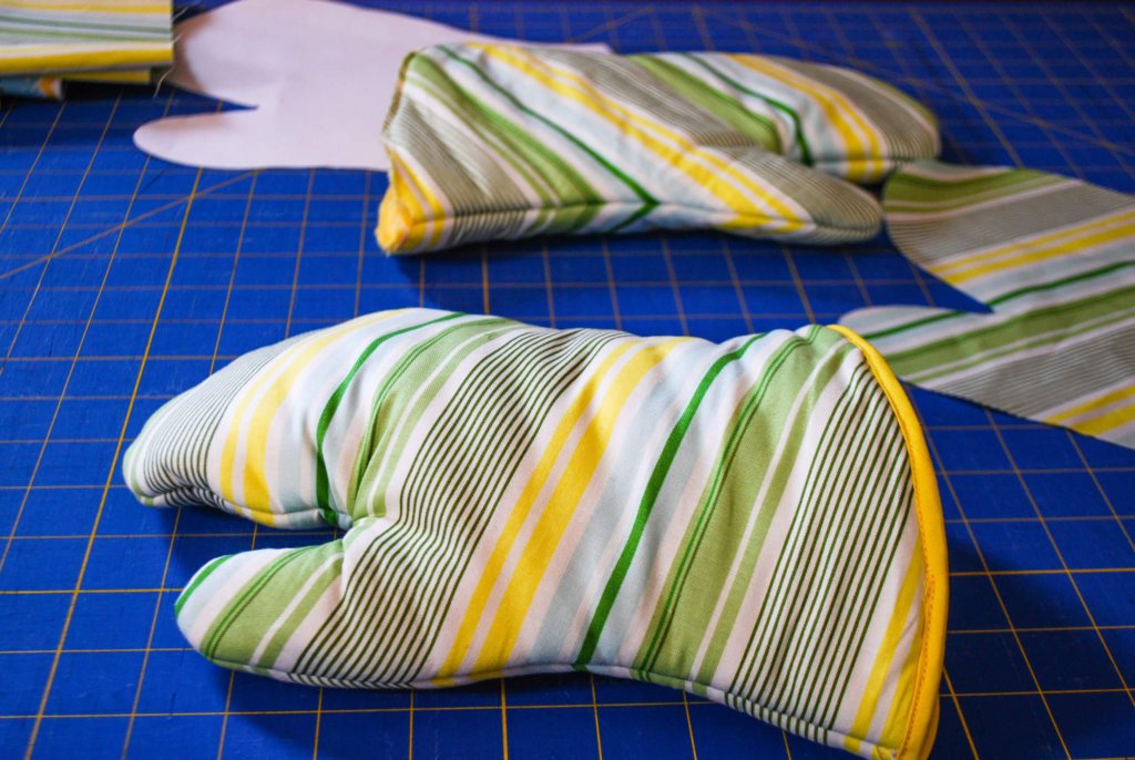 oven-mitt-free-sewing-pattern-merriment-design