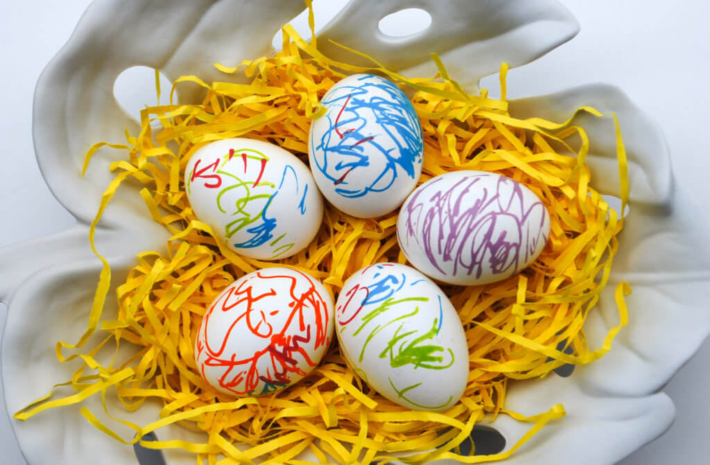 Decorate Easter eggs with paint pen markers. What a fun and easy egg decorating idea for kids! Egg decorating | Unique egg decorating idea | creative egg dyeing idea #elmers #sponsored