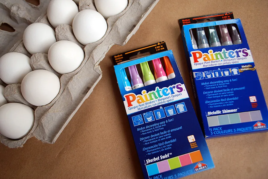 Decorate Easter eggs with paint markers. What an easy way to color Easter eggs with kids! #elmers #sponsored