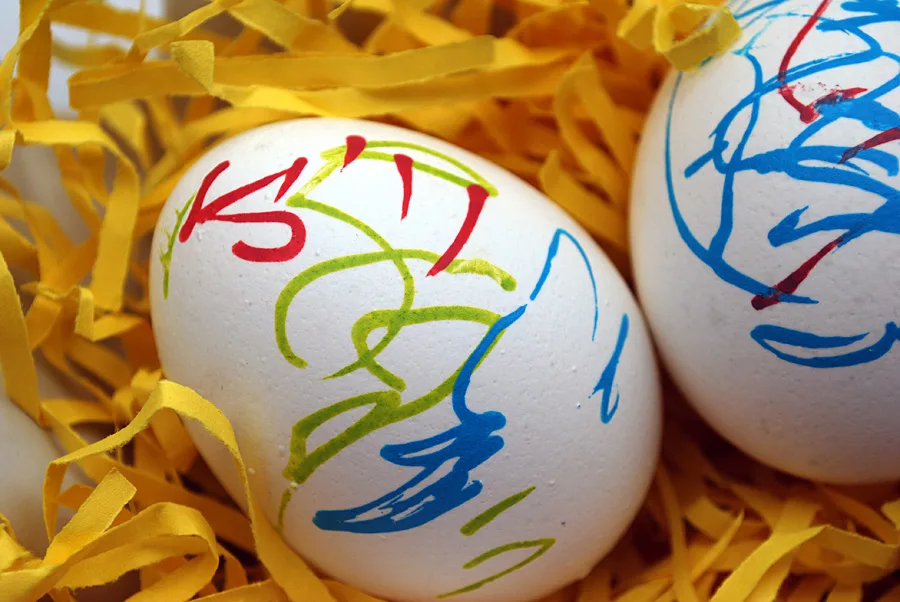 Decorate Easter eggs with paint markers. What an easy way to color Easter eggs with kids! #elmers #sponsored